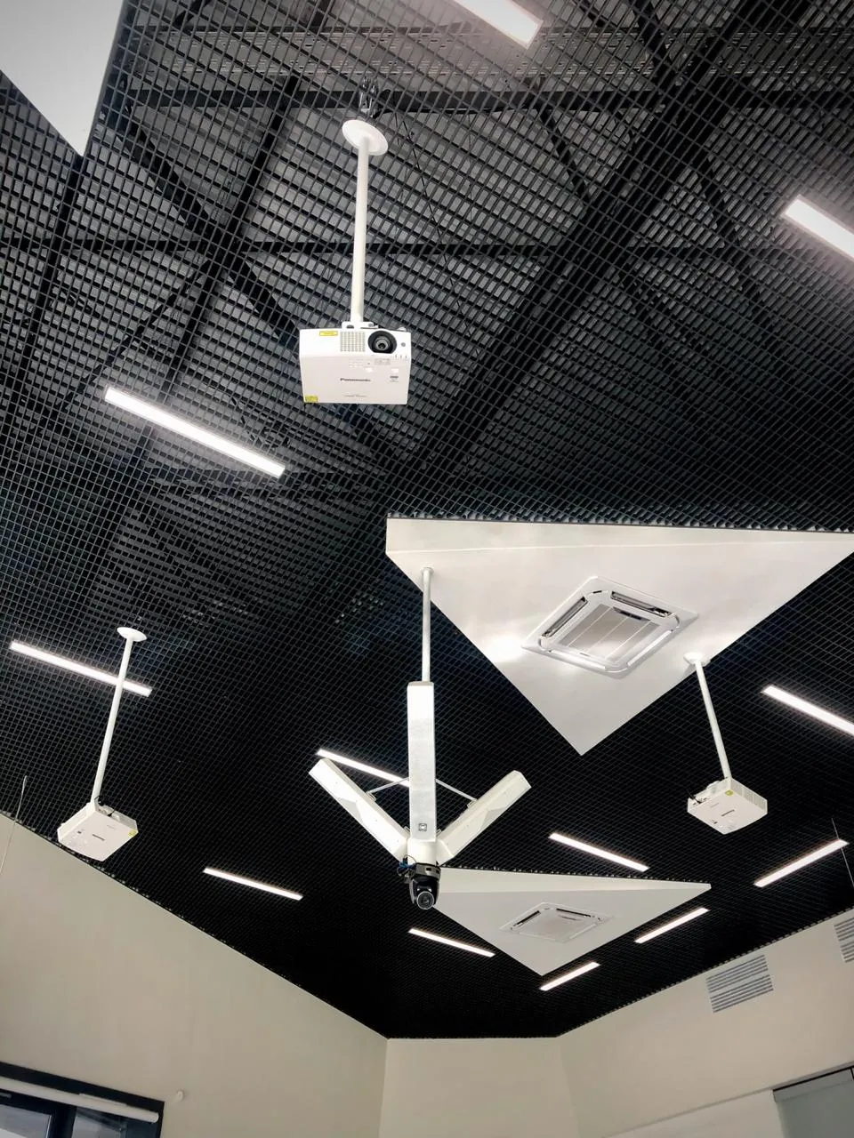 Техническое оснащение переговорной комнаты Техническое оснащение переговорной комнаты