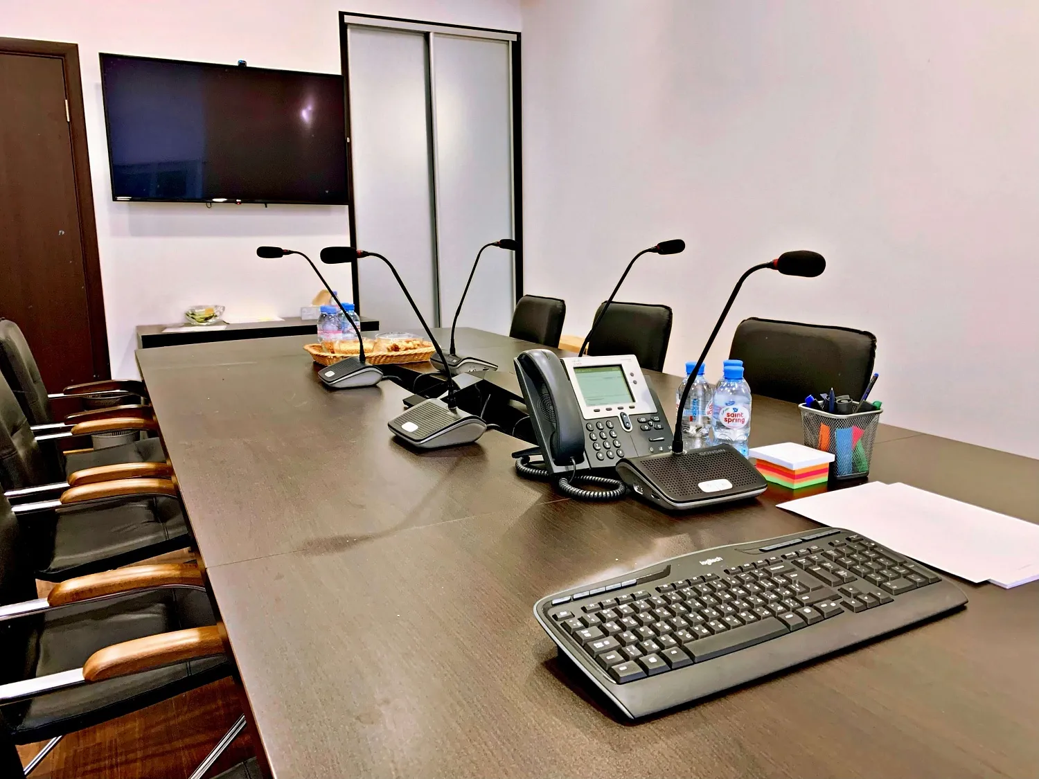 Оснащение переговорной комнаты конференц-системой Оснащение переговорной комнаты конференц-системой